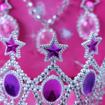 Różowa korona księżniczki z kolczykami i naszyjnikiem