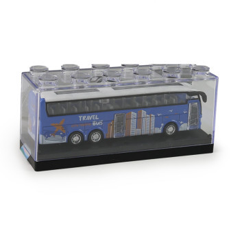 Kovový dálkový autobus